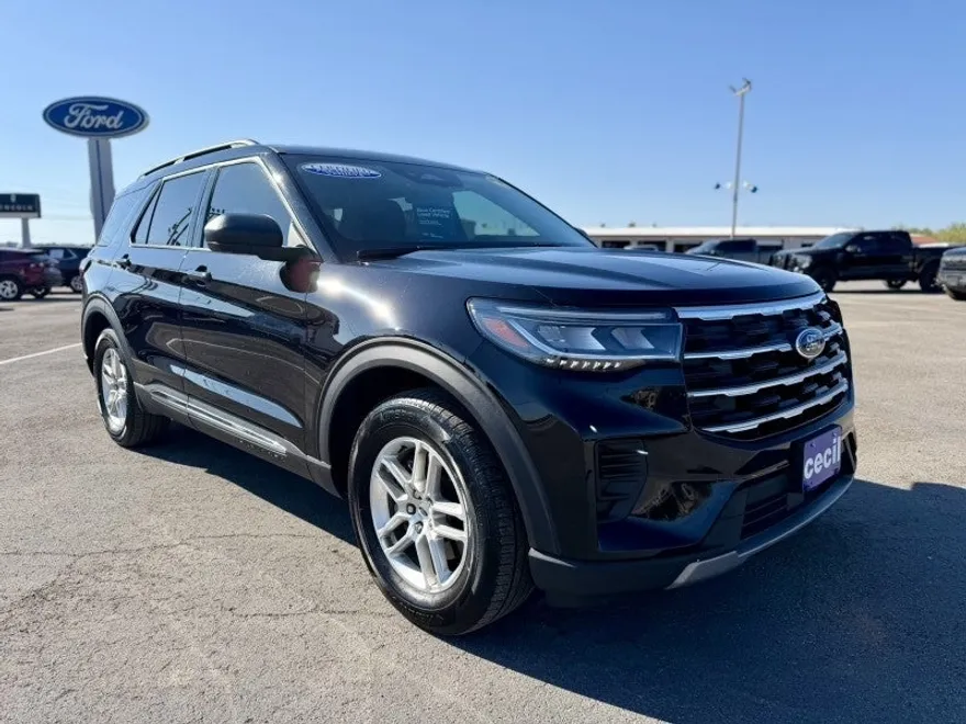 2025 Ford Explorer photo 1