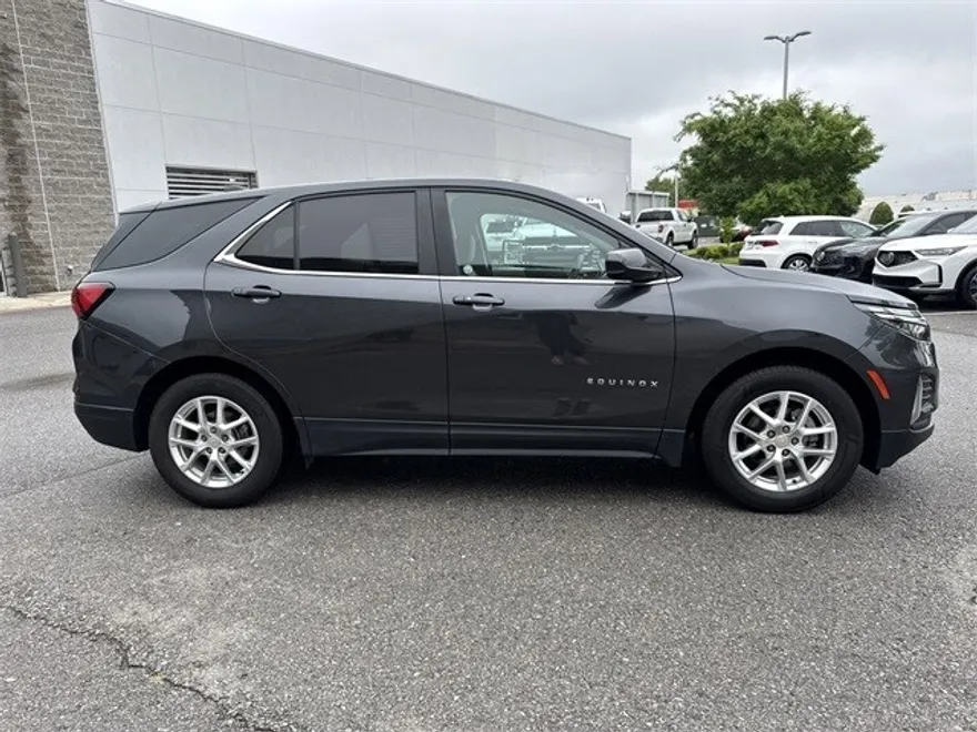 2023 Chevrolet Equinox LT photo 1