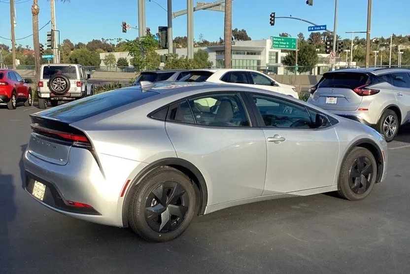 2025 Toyota Prius LE photo 1