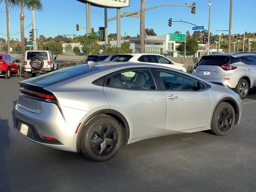 2025 Toyota Prius LE photo 1