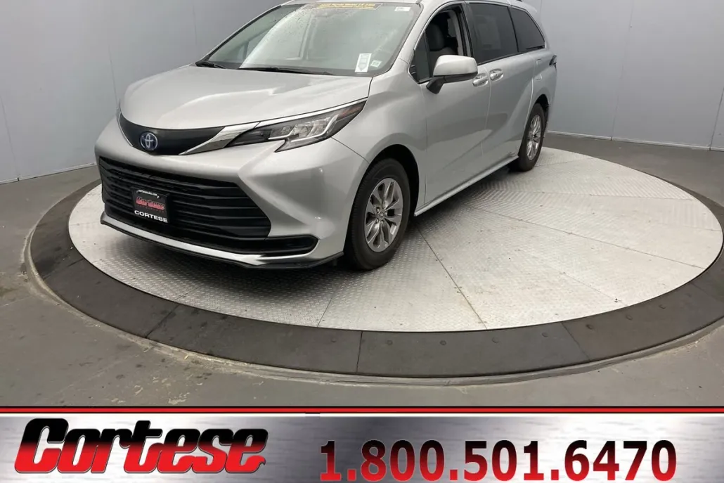 2022 Toyota Sienna LE photo 1