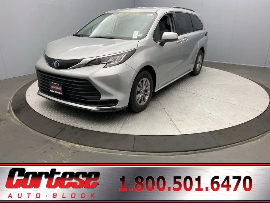 2022 Toyota Sienna LE photo 1