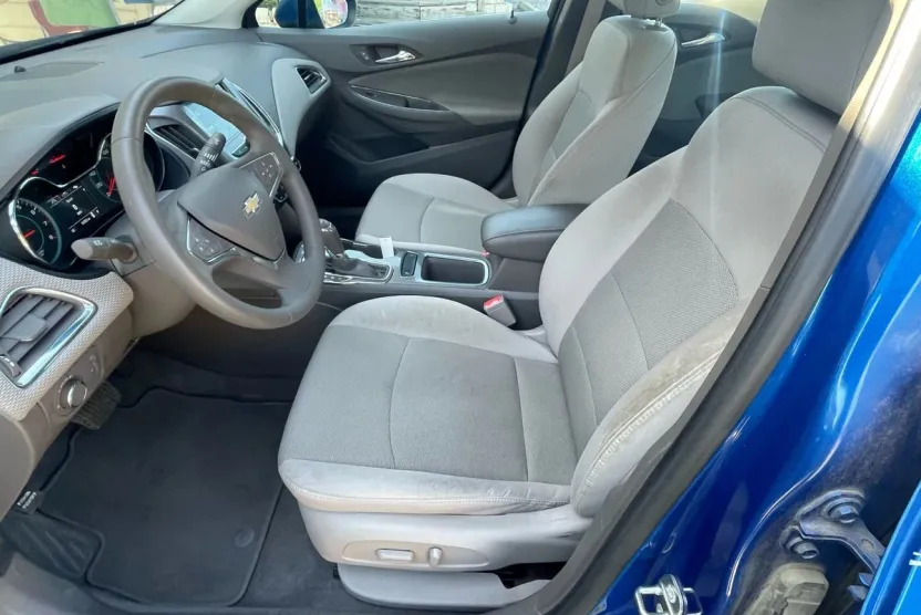 2017 Chevrolet Cruze LT photo 1