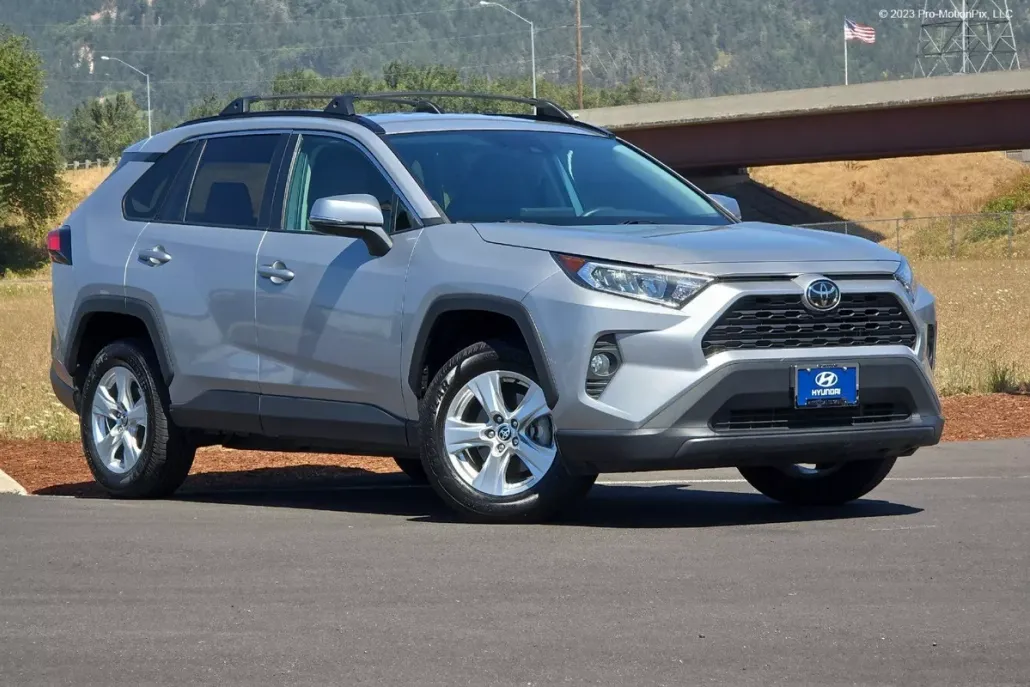 2021 Toyota RAV4 XLE photo 1