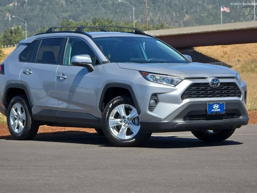 2021 Toyota RAV4 XLE photo 1