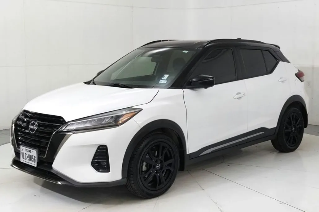 2023 Nissan Kicks SR photo 1