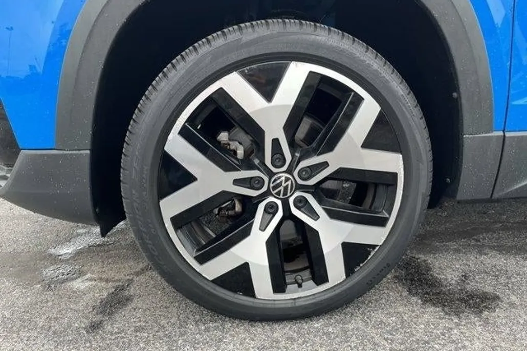 2022 Volkswagen Taos SEL photo 1