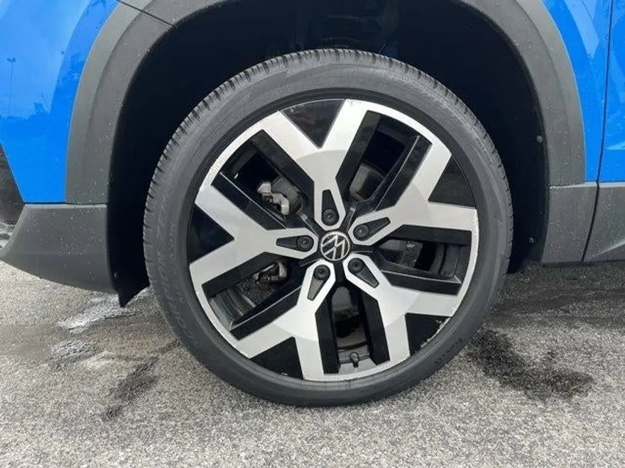 2022 Volkswagen Taos SEL photo 1