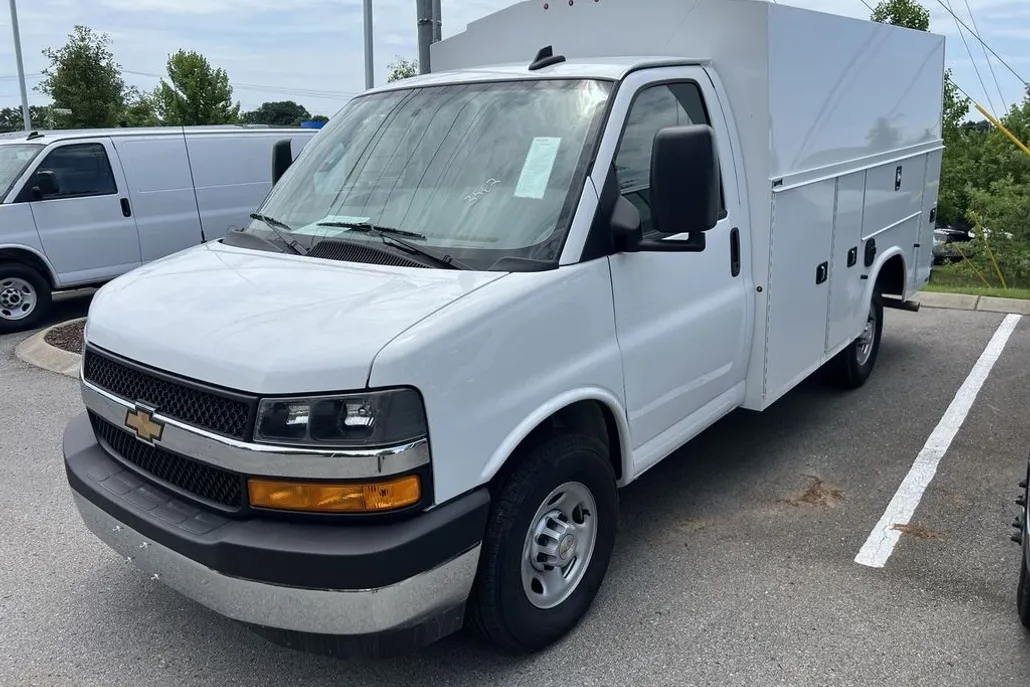 2025 Chevrolet Express Cutaway 3500 photo 1