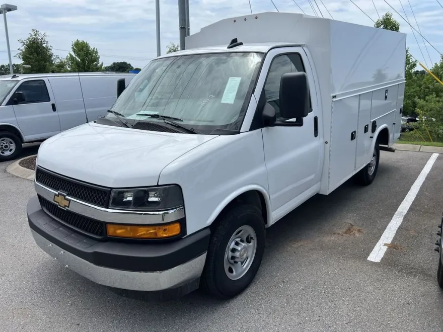 2025 Chevrolet Express Cutaway 3500 photo 1