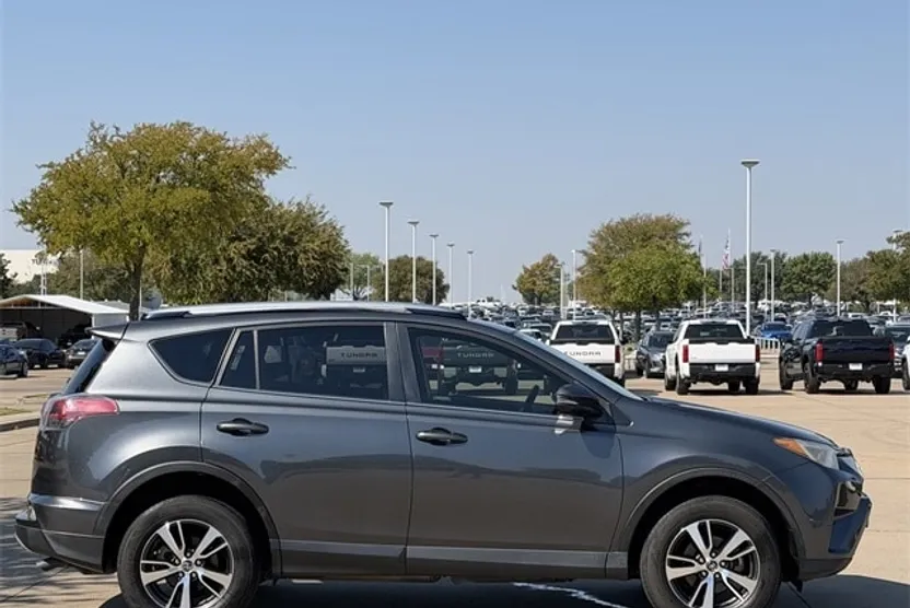2017 Toyota RAV4 XLE photo 1