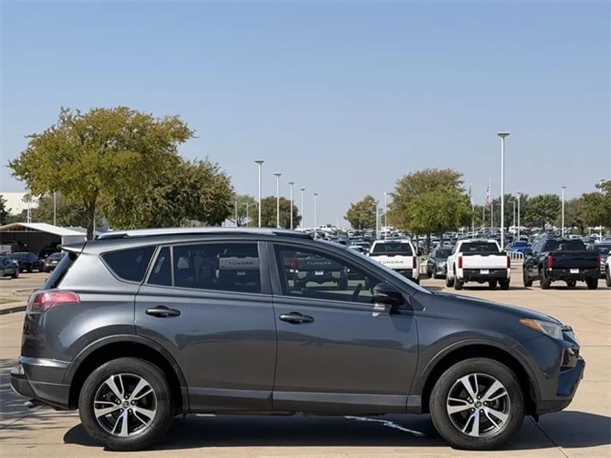 2017 Toyota RAV4 XLE photo 1