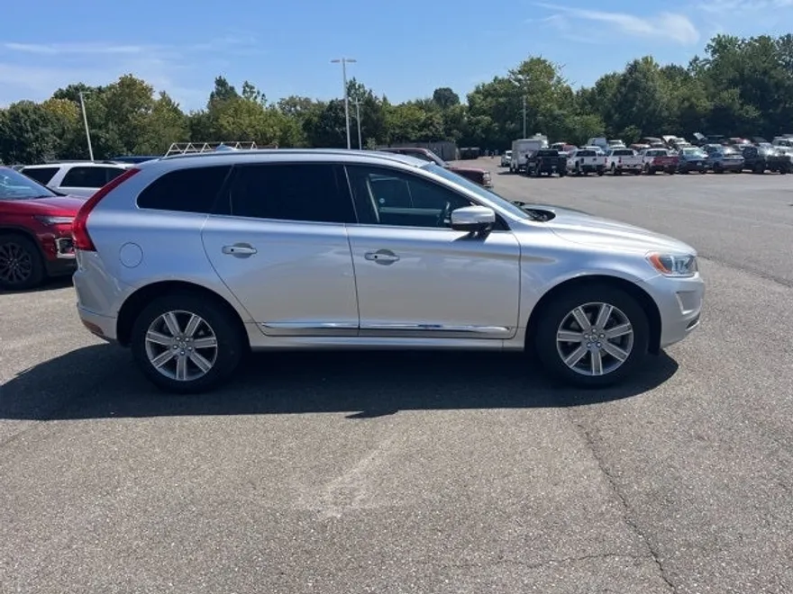 2017 Volvo XC60 T5 Inscription photo 1