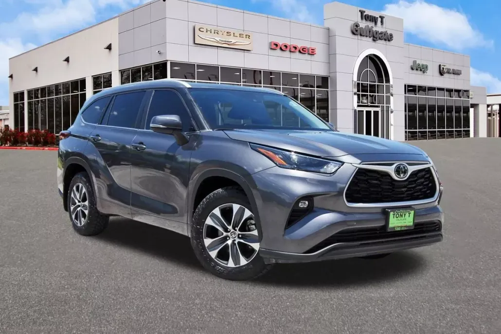 2023 Toyota Highlander L photo 1