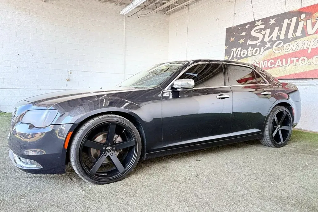 2017 Chrysler 300 C photo 1