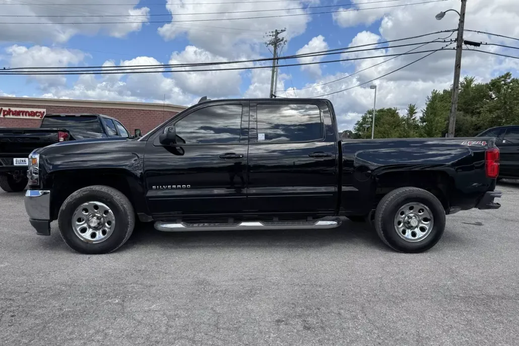 2017 Chevrolet Silverado 1500 LT photo 1