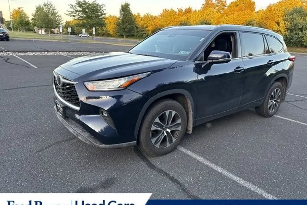 2021 Toyota Highlander XLE photo 1