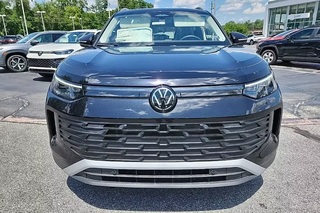 2025 Volkswagen Tiguan SE photo 1