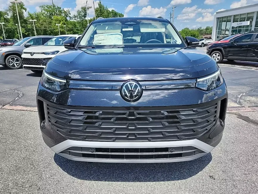 2025 Volkswagen Tiguan SE photo 1