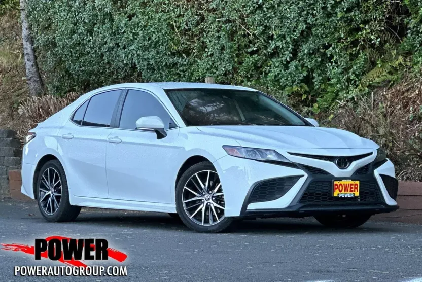 2022 Toyota Camry SE photo 1
