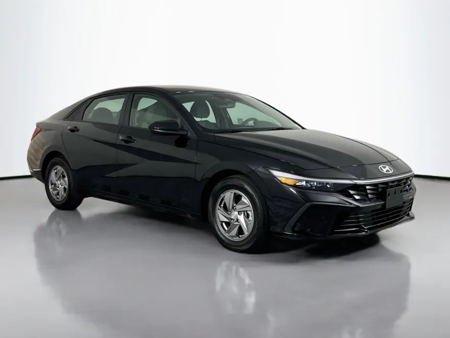 2025 Hyundai Elantra SE photo 1