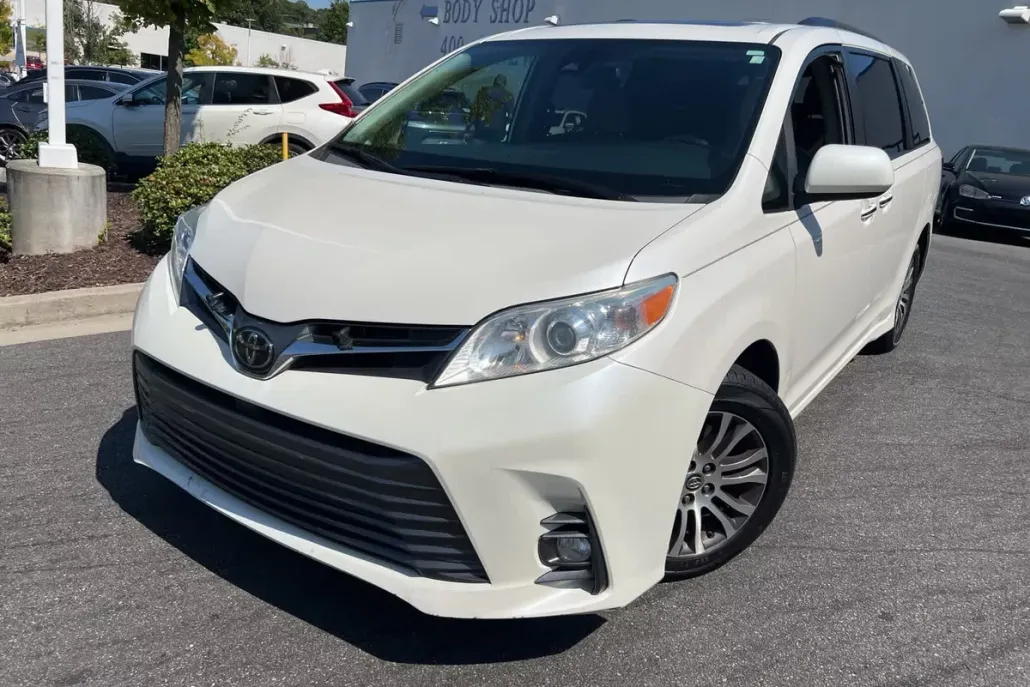 2019 Toyota Sienna XLE photo 1