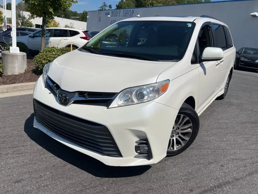 2019 Toyota Sienna XLE photo 1
