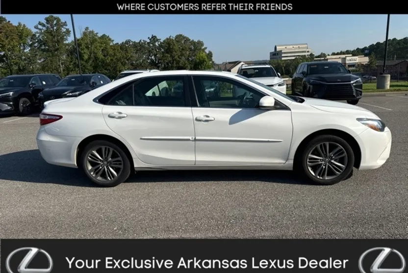 2016 Toyota Camry SE photo 1