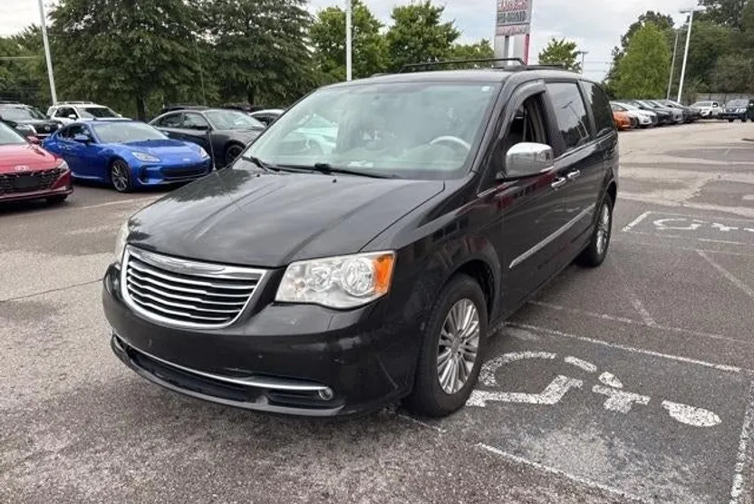 2015 Chrysler Town & Country photo 1