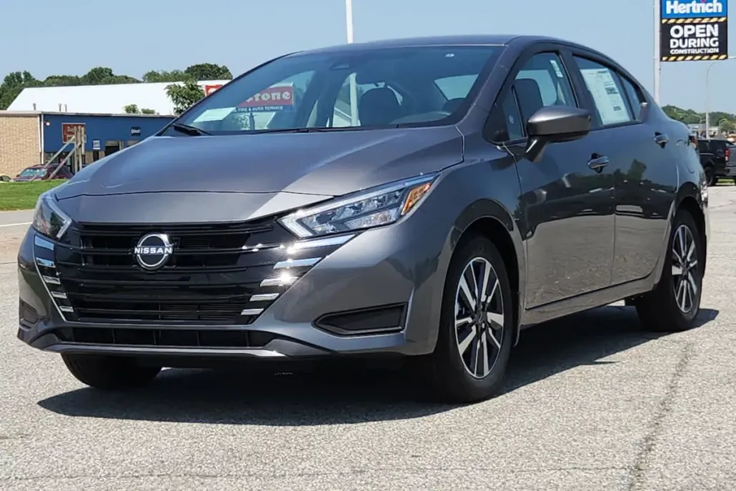 2025 Nissan Versa SV photo 1