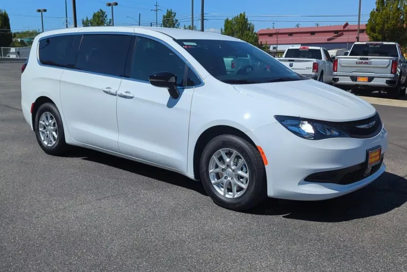 2025 Chrysler Voyager LX photo 1