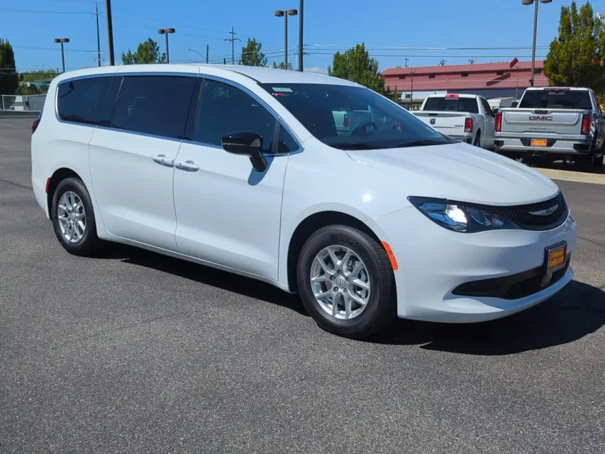 2025 Chrysler Voyager LX photo 1