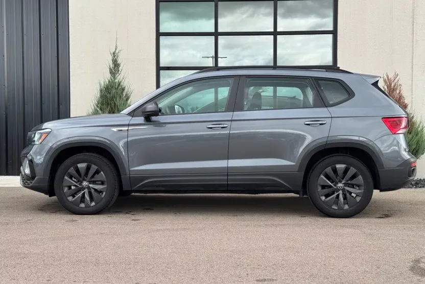 2022 Volkswagen Taos S photo 1