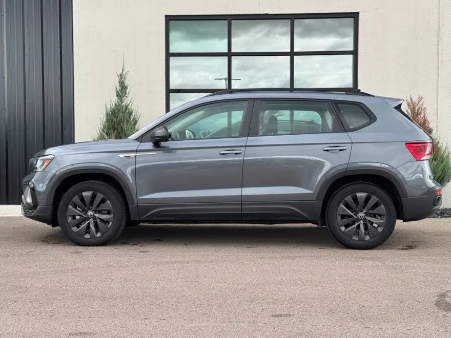 2022 Volkswagen Taos S photo 1