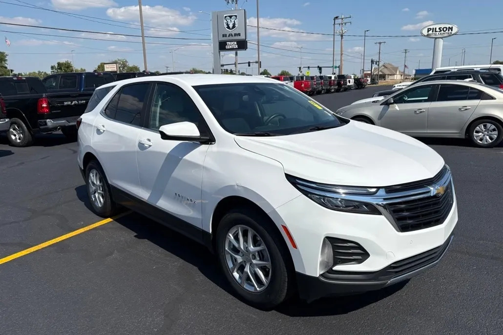 2024 Chevrolet Equinox LT photo 1