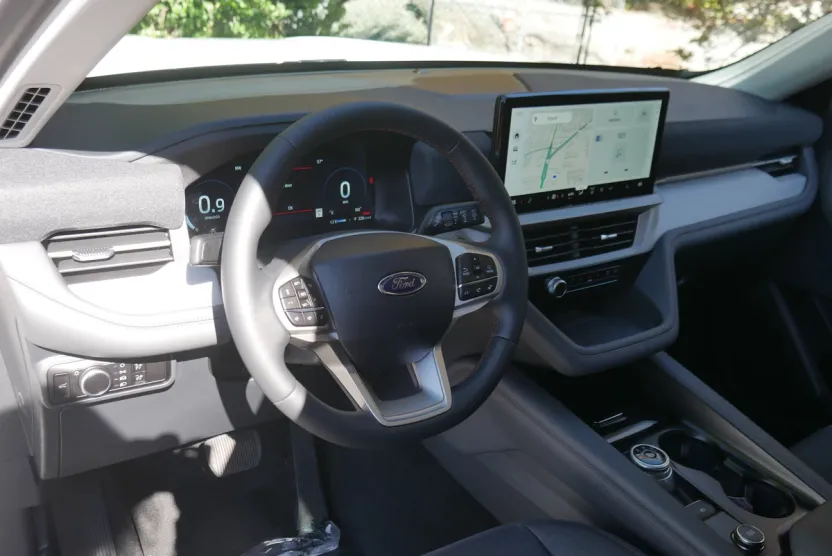 2025 Ford Explorer photo 1