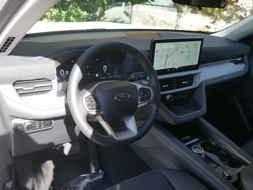 2025 Ford Explorer photo 1