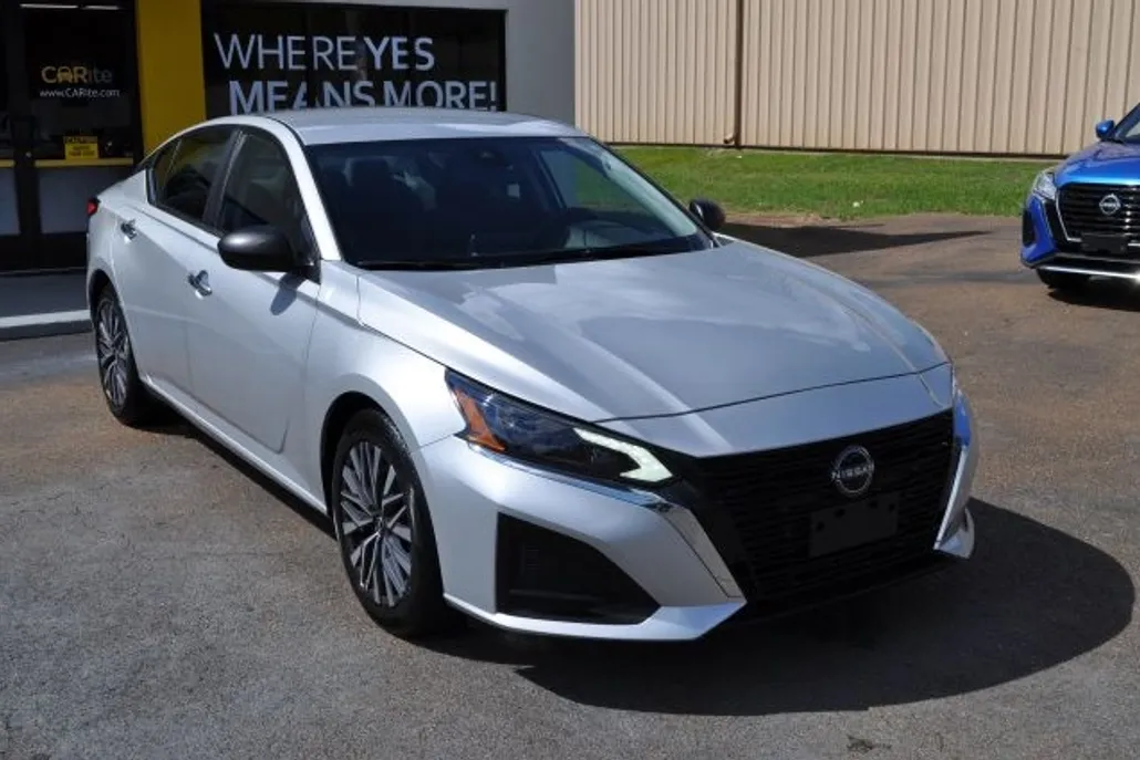 2024 Nissan Altima 2.5 SV photo 1