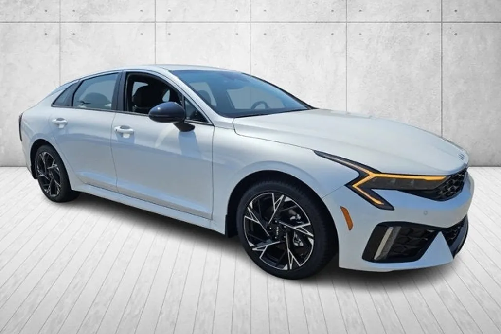 2025 Kia K5 GT-Line photo 1