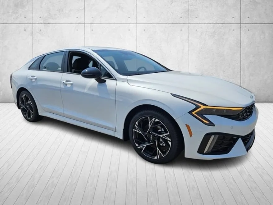 2025 Kia K5 GT-Line photo 1