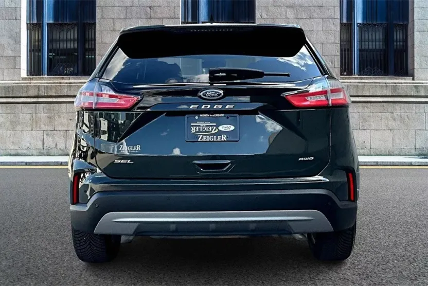 2022 Ford Edge SEL photo 1