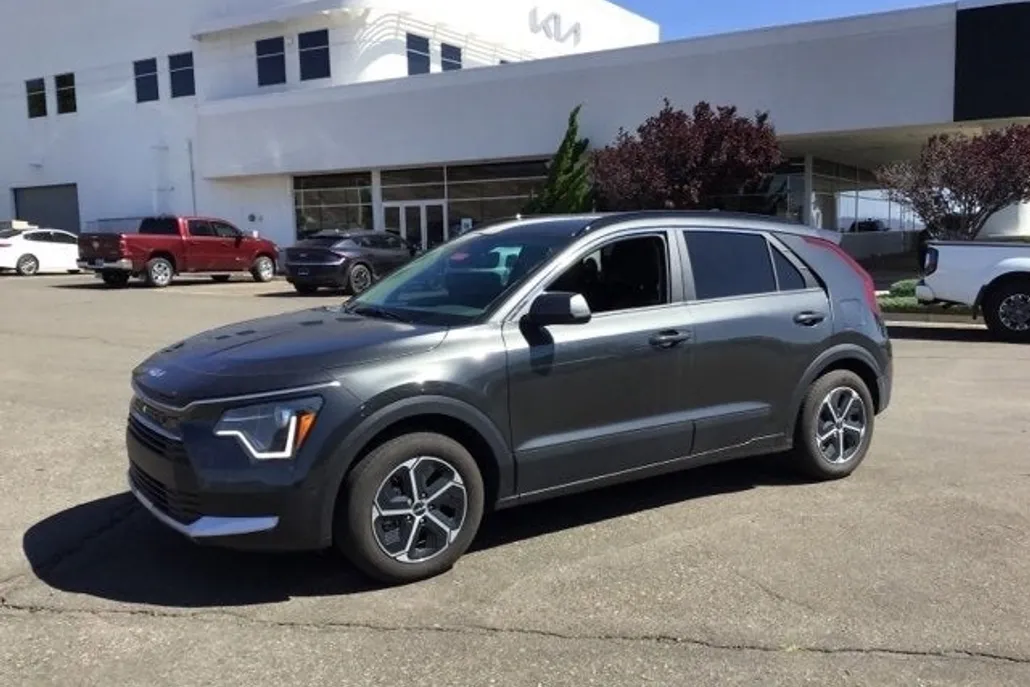 2024 Kia Niro LX photo 1