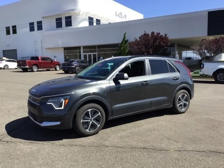 2024 Kia Niro LX photo 1