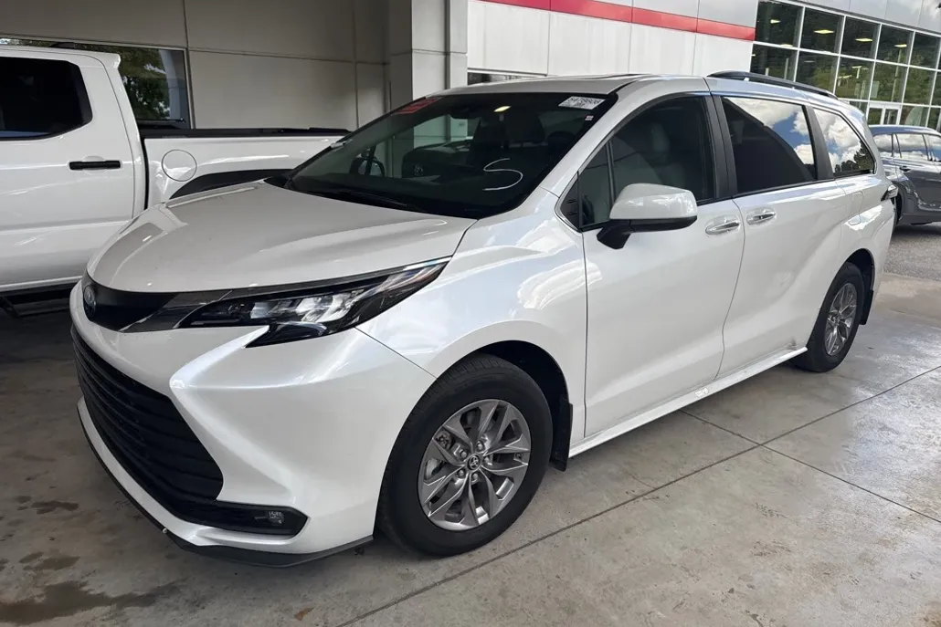2025 Toyota Sienna XLE photo 1
