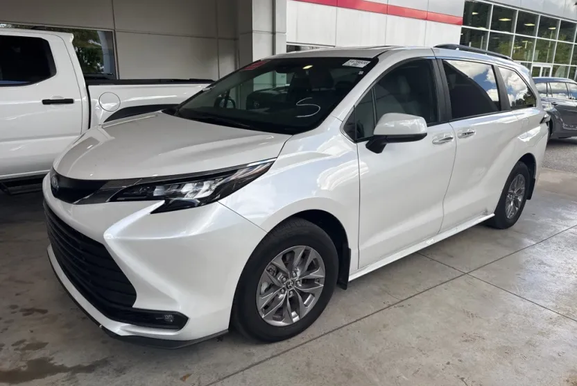 2025 Toyota Sienna XLE photo 1