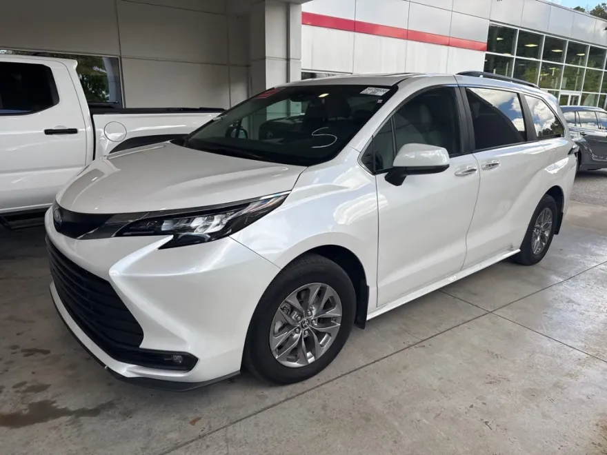 2025 Toyota Sienna XLE photo 1