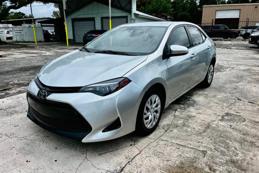 2017 Toyota Corolla LE photo 1