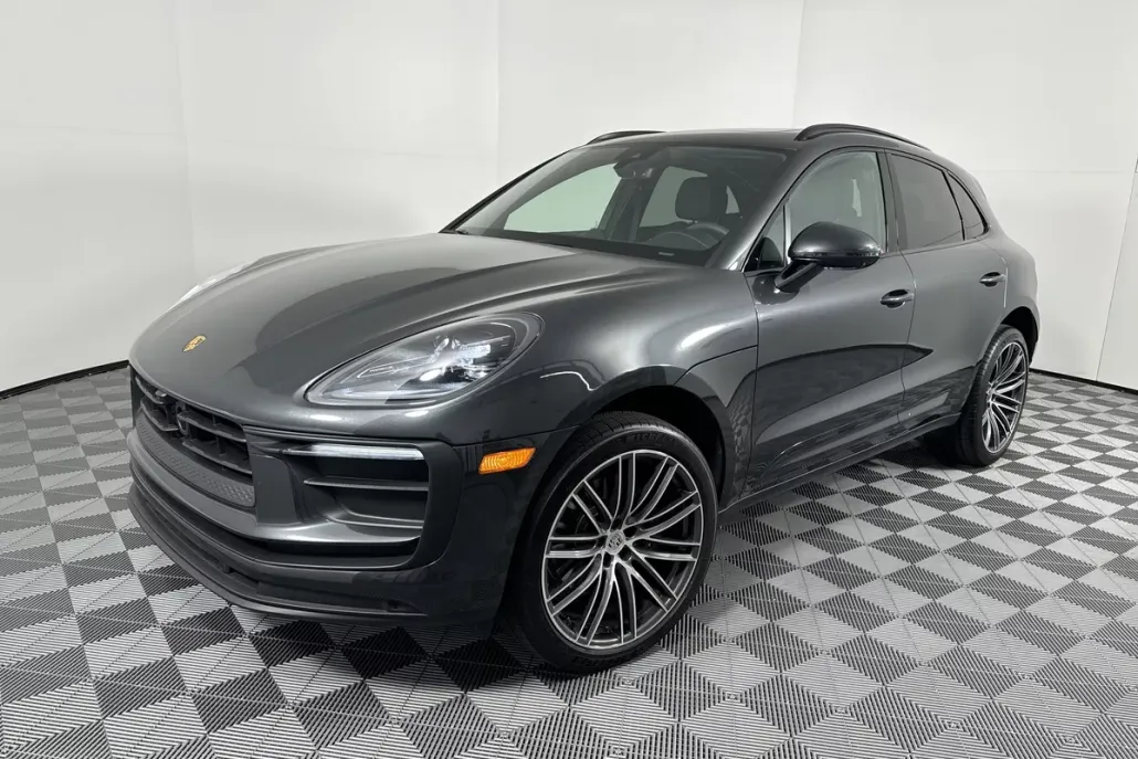 2025 Porsche Macan T photo 1