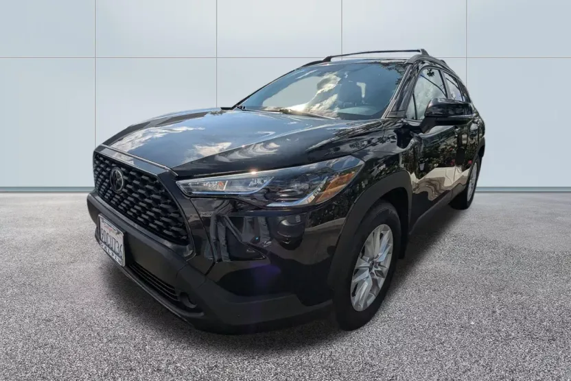 2022 Toyota Corolla Cross LE photo 1