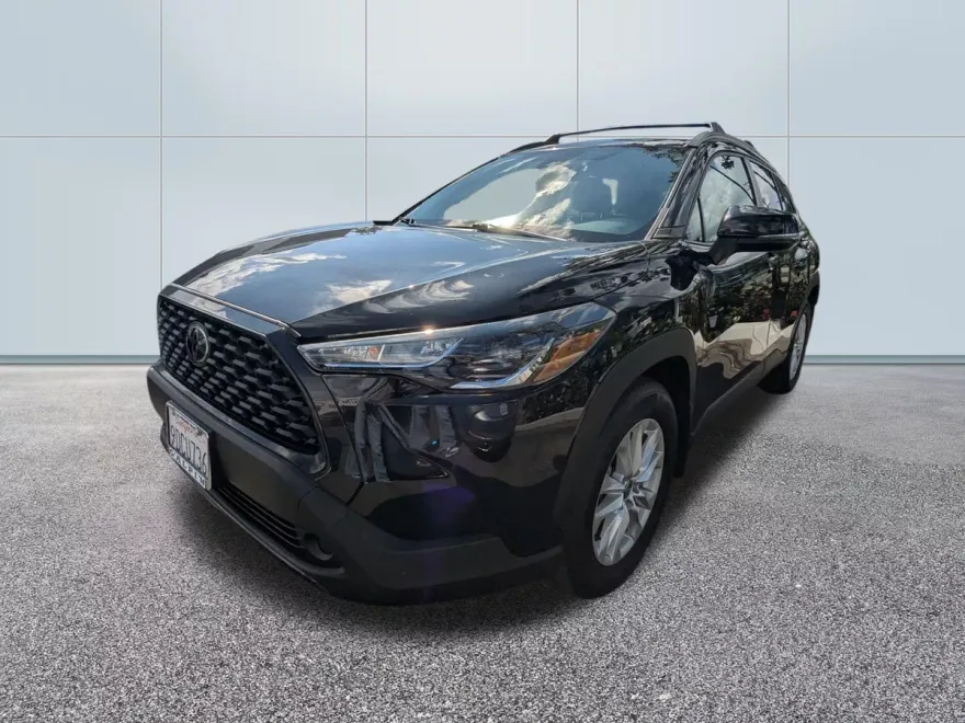 2022 Toyota Corolla Cross LE photo 1